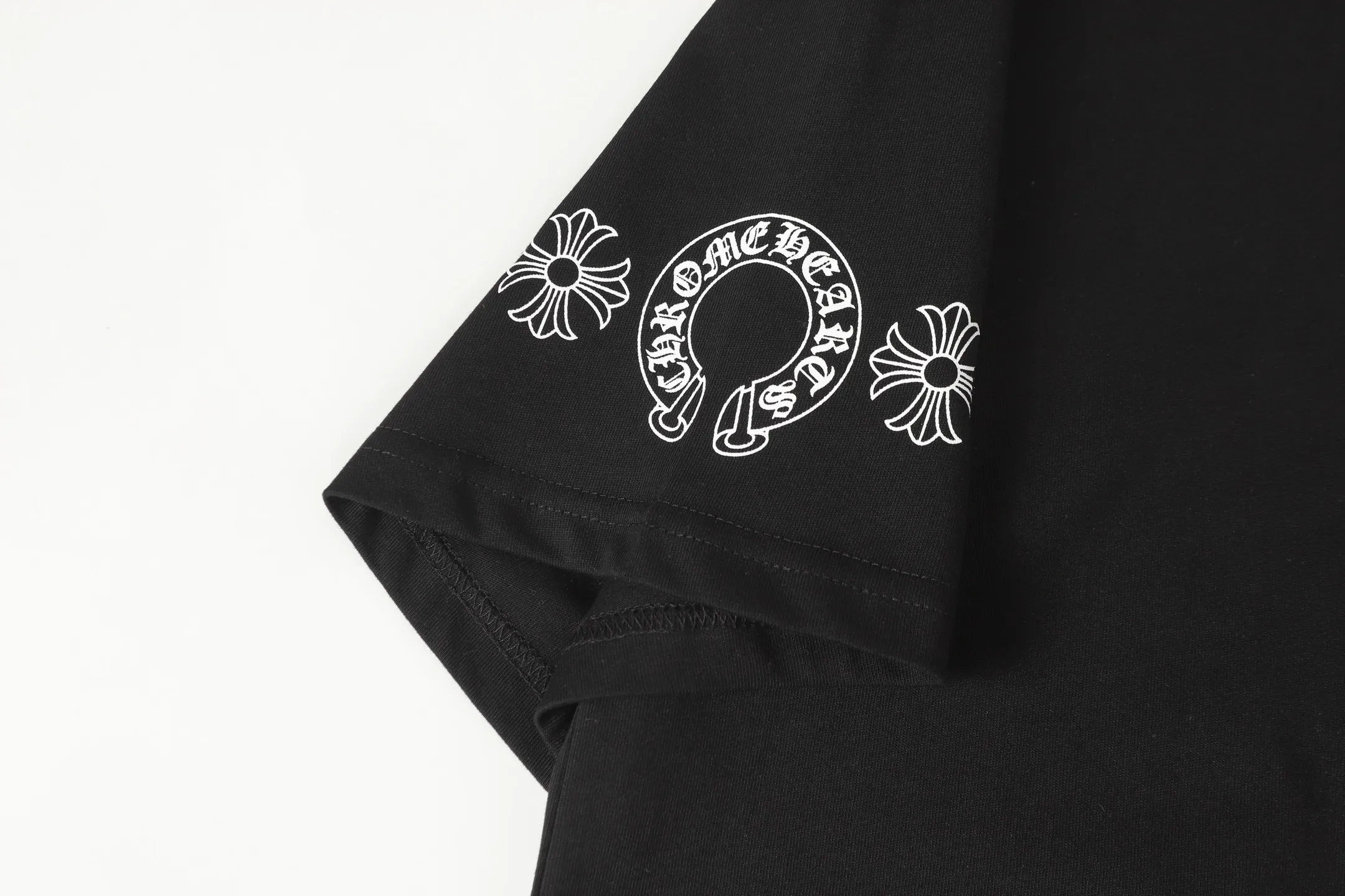 P150 Chrome Hearts CH Chrome Hearts Sanskrit printed short-sleeved T-shirt. Adopts imported direct-injection technology. Correct configuration. Black 2025 Chrome Hearts ZP packaging bag. 240 grams of custom-dyed double-yarn cotton. Large version. Loose and stylish. Different from lower versions, slim and long version with upper body and lower hips. 100% commitment: top quality. Not fast food. Highest version on the market. Top quality - different from ordinary versions in the market. If you care about quality, you should also respect the price. Absolutely 0 after-sales service and 0 return rate so far. It’s hard not to love the style - 240 grams of custom-dyed double yarn fabric - Correct high-density main mark, washed tag, hand-sewn